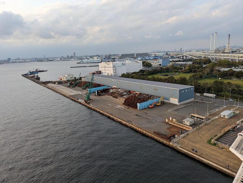 Площадка с грудой металлолома в морском порту — экспорт лома под запретом